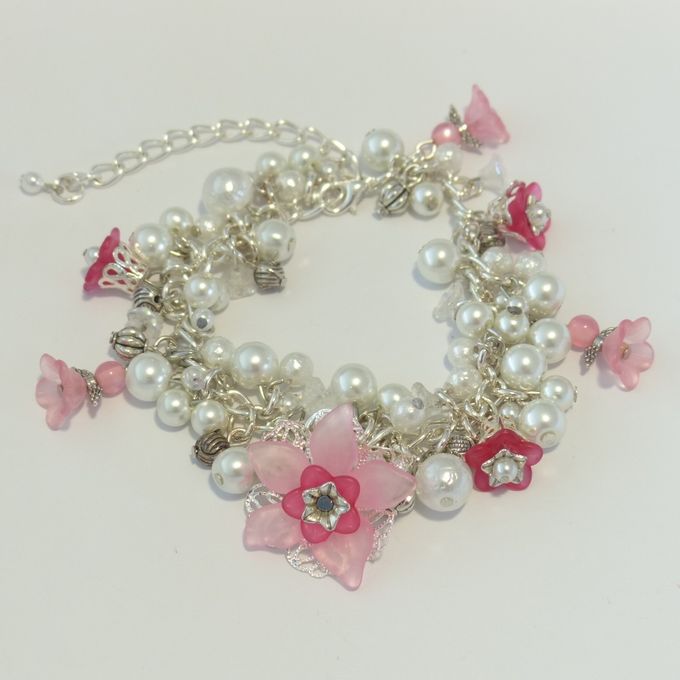 Bestelling armband met kleine engeltjes, bloemkelk kralen en witte glasparels